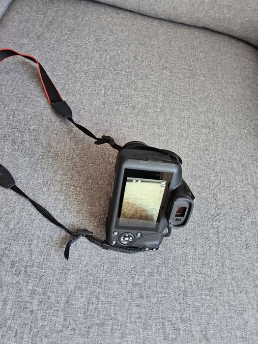 Camera foto mirrorless  Canon EOS R100