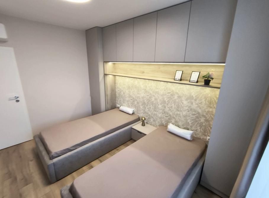 Дава се под наем Тристаен апартамент в София, Хладилника - 92 кв.м за 1400 € - Снимка #5