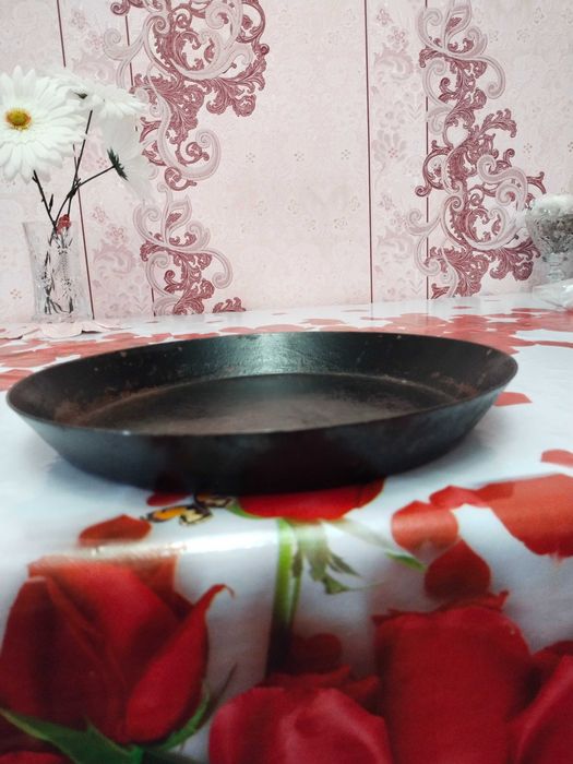 Форма для выпечки  чугунная в духовке б/у