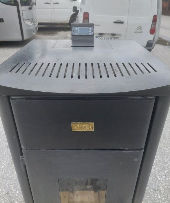 Пелетна камина Golden Fire GF с водна риза, 24 kW, Черен/ Златист