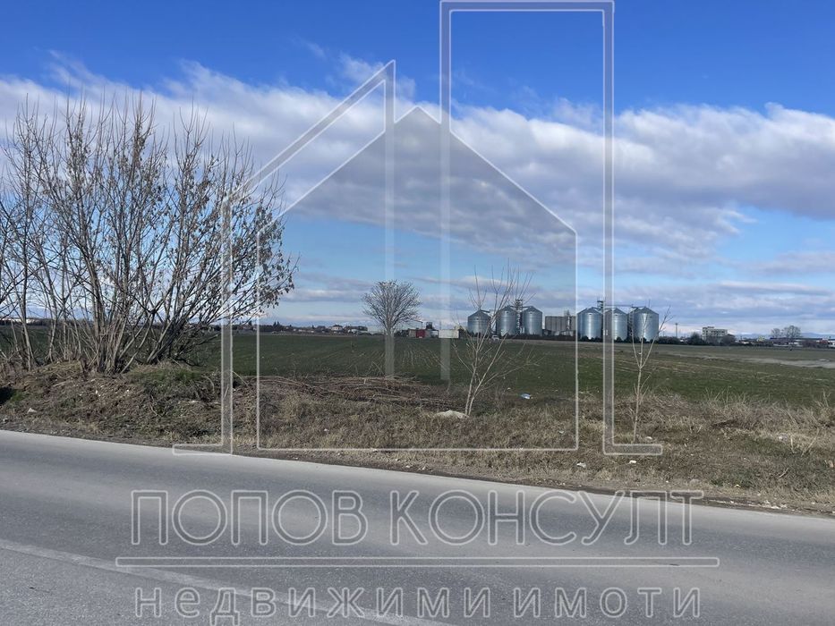 Парцел с лице на пътя Труд-Строево