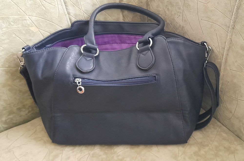 Дамска чанта на AMQ