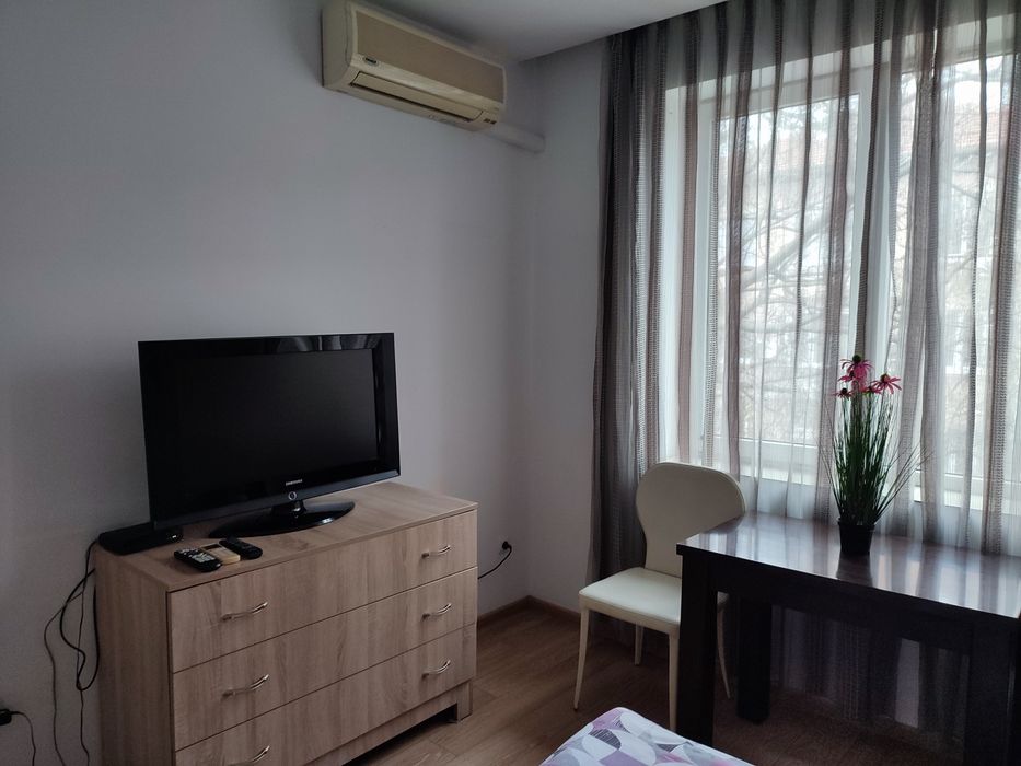 Нощувки в близост до МИ, ВИНС, ВВМУ и Морската градина.Интернет иТВ
60