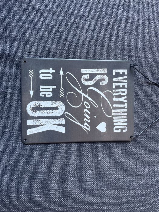 Метален знак и кутийка