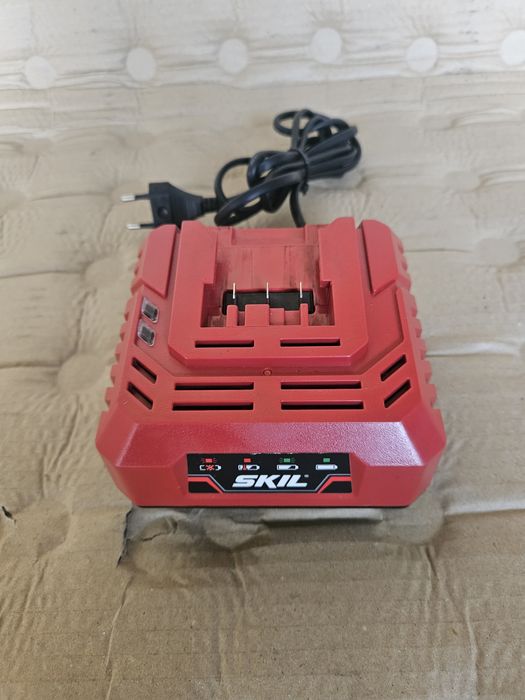 Pendular pe acumulator cu incarcator  skil. Baterie 20v 4Ah ca nou