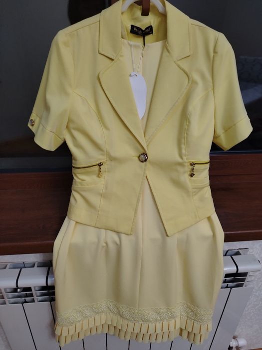 Продается новая платья костюм