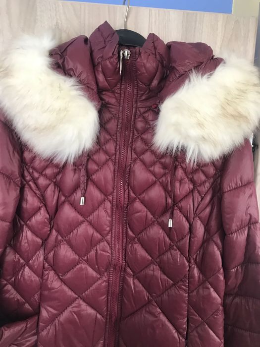 Дамско яке с бял пух на качулката
