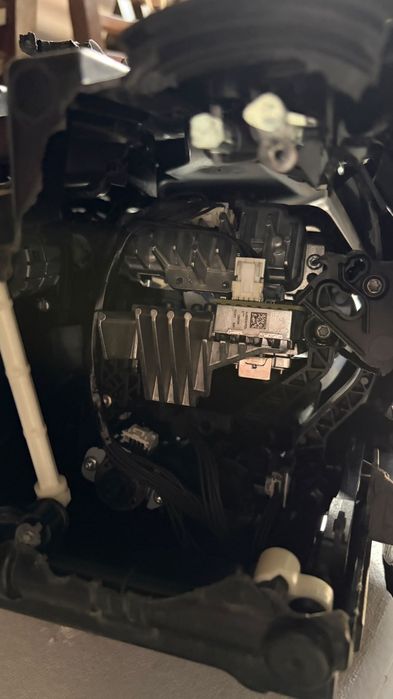 Far dreapta original BMW pentru X6 G06 , compatibil si cu BMW X5 G05 , ( FAR OK ! sticla este zgariata si fisurata )! Far LASER ShadowLine