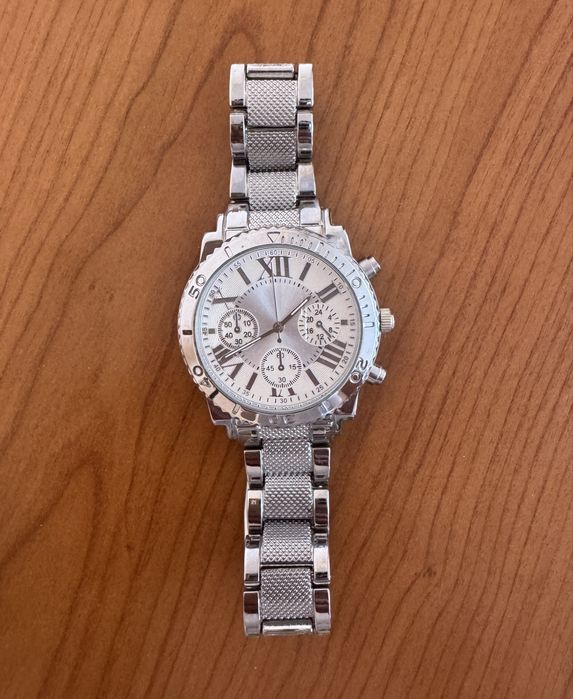 Часы наручные.