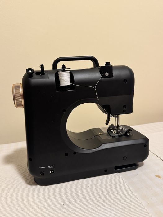 Masina cusut EasyMaxx