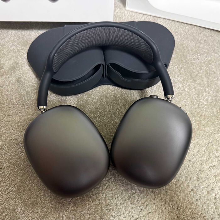 AirPods Max, culoarea negru ca noi purtate o singură dată pot negocia