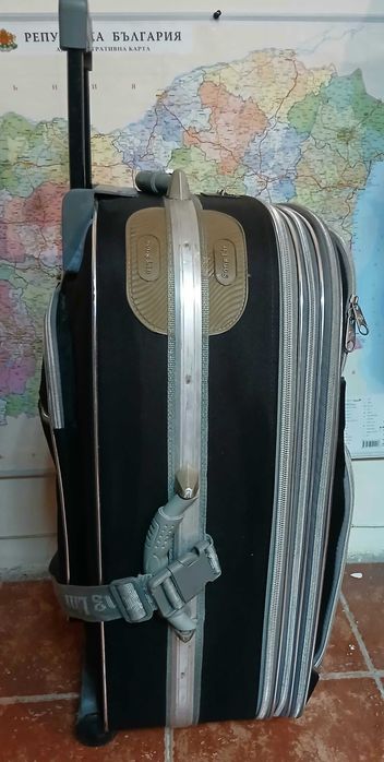 Куфар голям с дръжка на колела