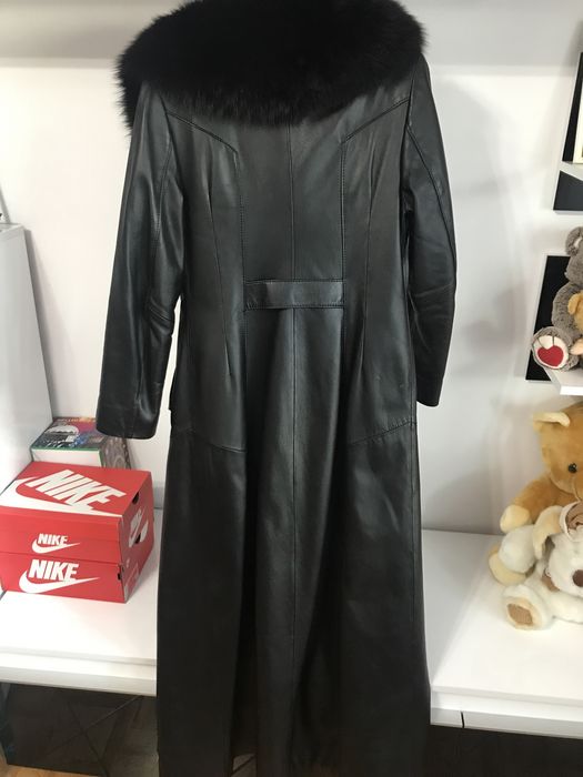 Haina din piele lunga cu blana si gluga