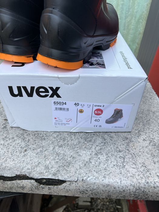 Vand bocanci protectie Uvex marimea 40