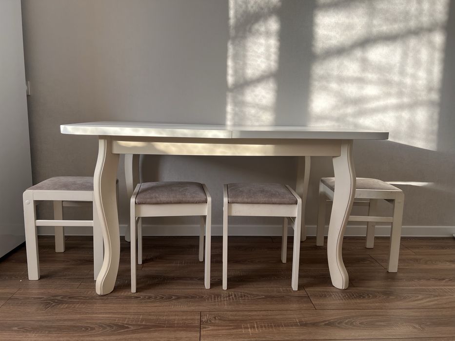 Продам большой стол с табуретками