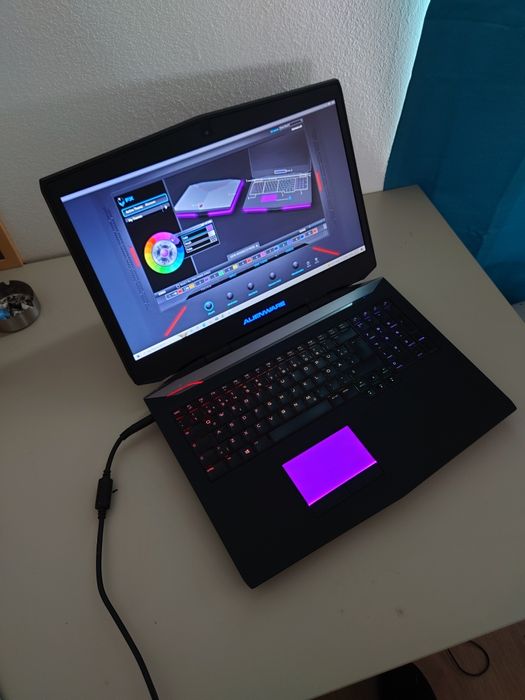 Alienware Gaming laptop• Placă video 8Gb• 32gb ram• i7 procesor• Alienware 17