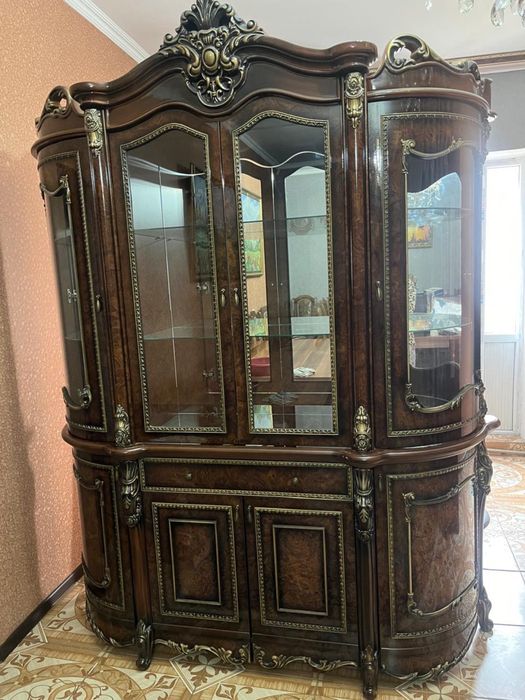 Продам комплект из двух шкафов-витрин
