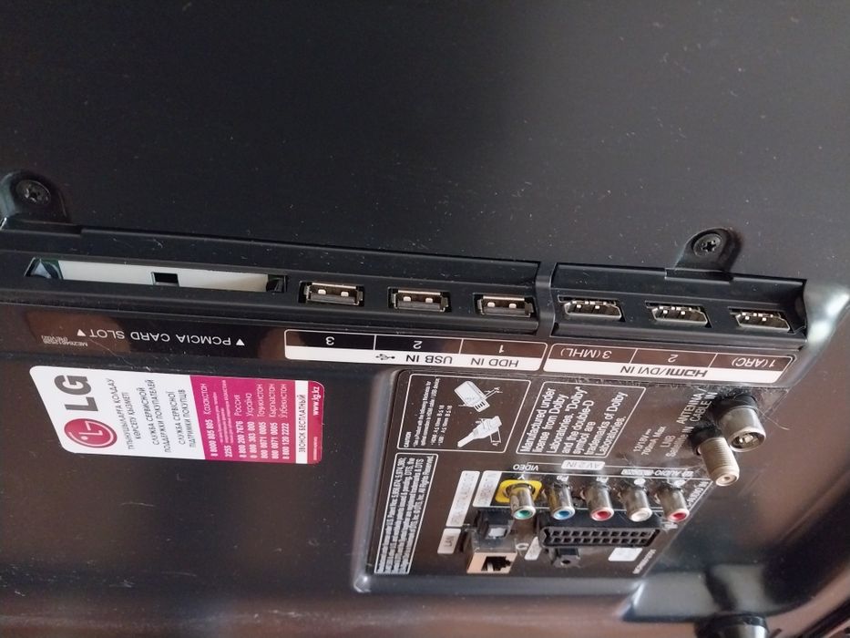Большой смарт телевизор LG 120см.