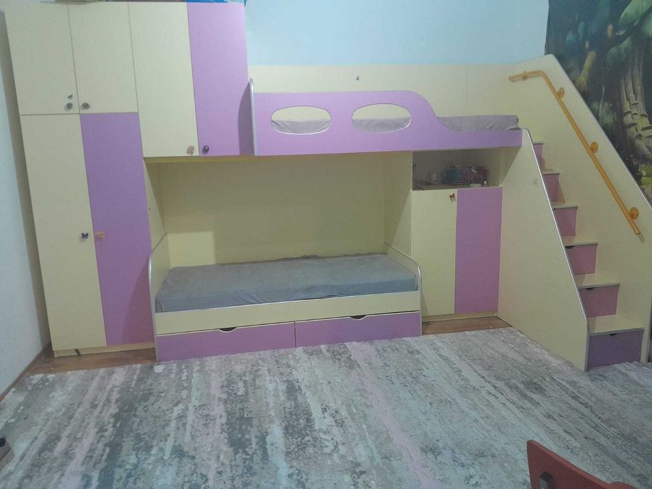 Mobilier modern si in stare foarte buna pentru camera copii.