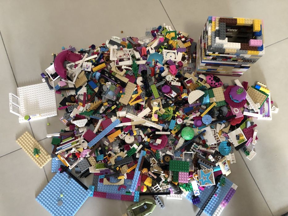 Set piese Lego original, estimez ca sunt cateva sute de piese (provin de la cca. 15 Lego-uri)
