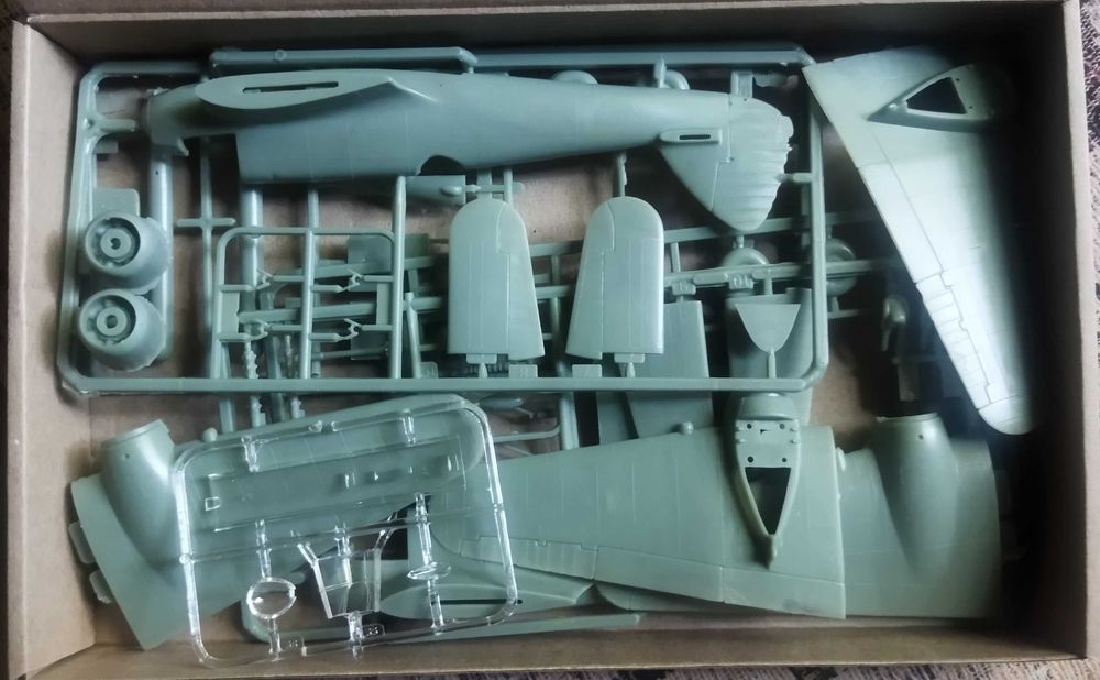 сборная модель самолёта истребителя-бомбардировщика 1/72 NOVO Англия