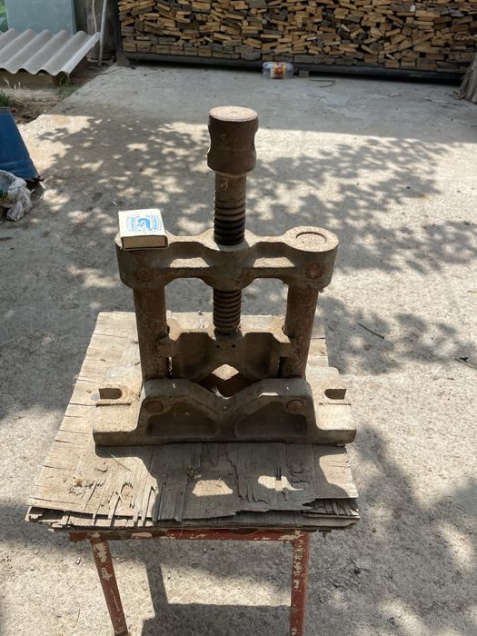 Продам тиски для труб