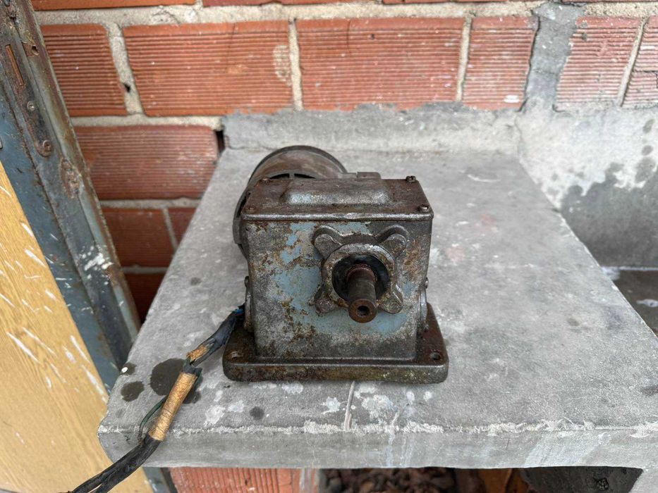 Продавам ел двигател със редуктор трифазен