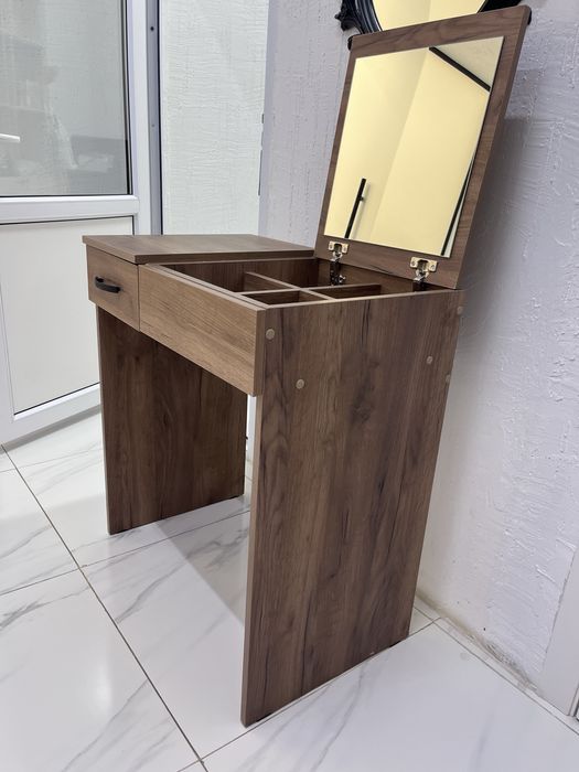 Столик из шпона, с зеркалом