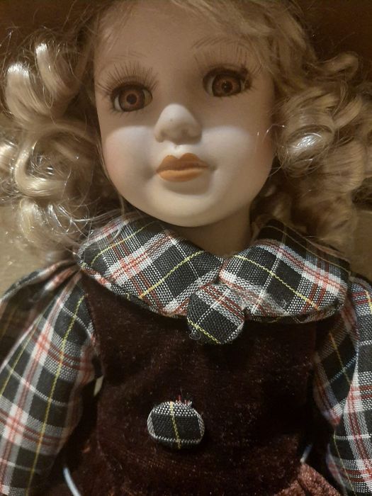 Фарфоровая кукла