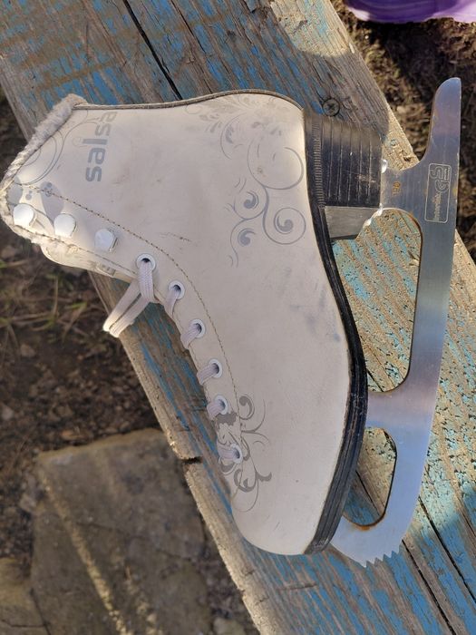 Продаеться коньки