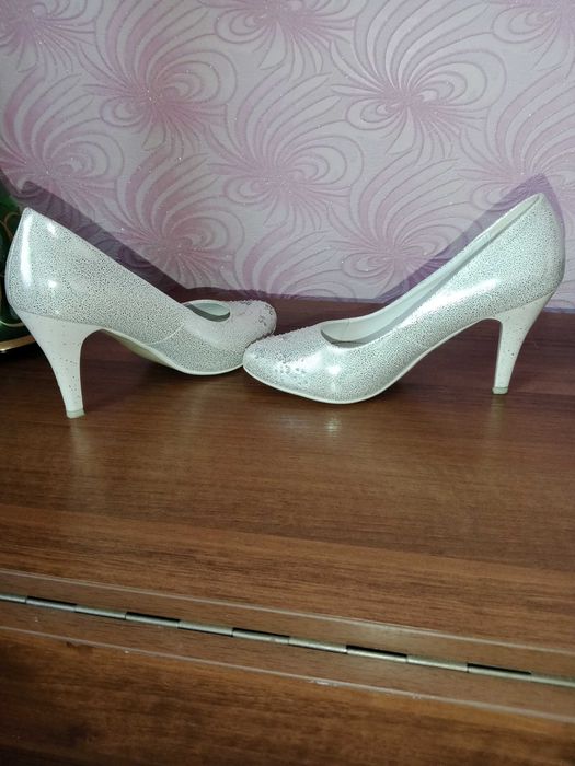 Продам нарядные женские туфли
