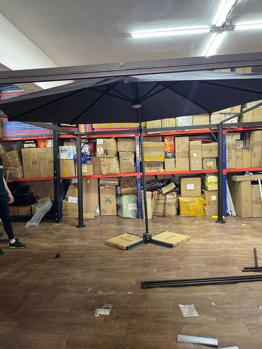 Распродажа зонтов с витрины