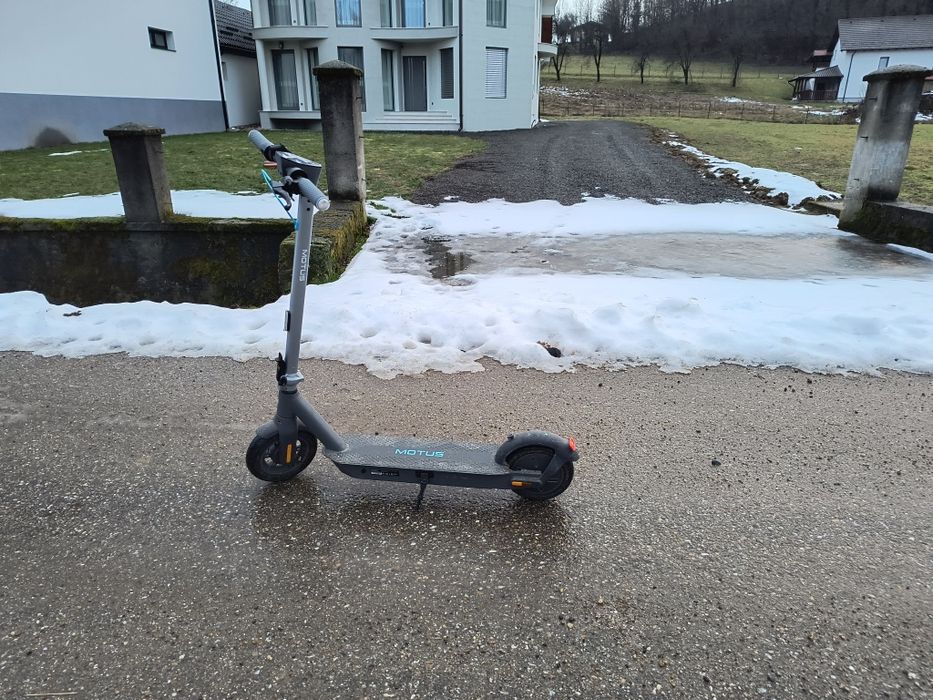 Trotineta electrica motus scooty perfect functionabila