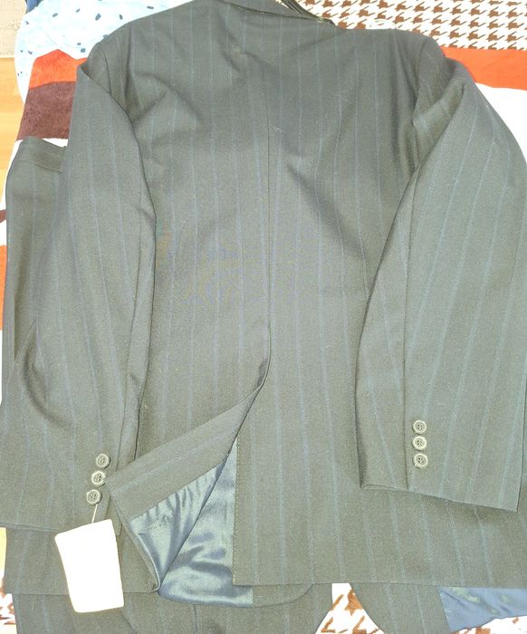 Costum barbatesc, bleumarin cu dungi, nou