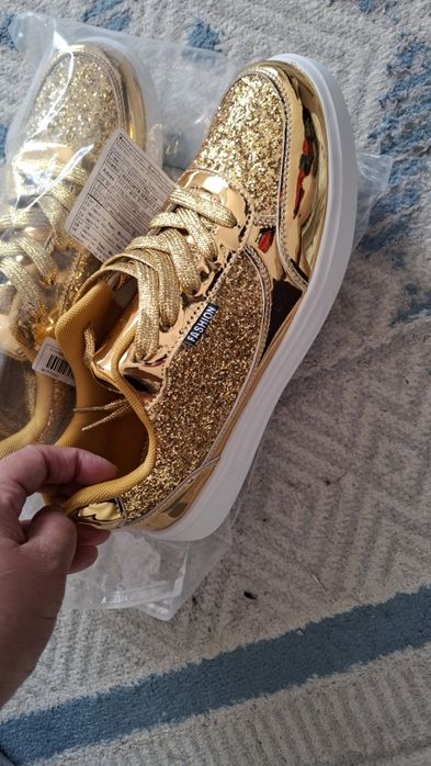 Продаётся новые кроссовки