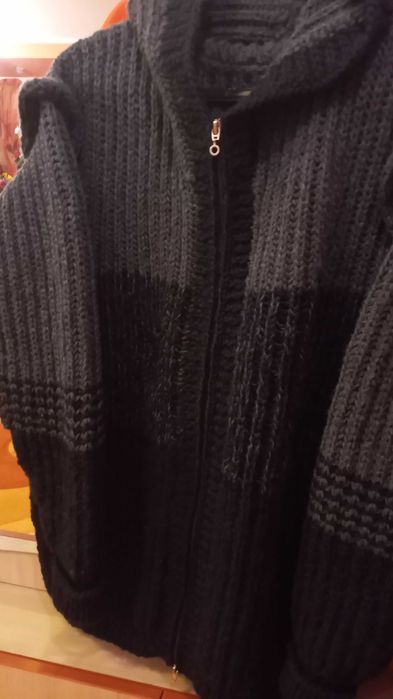 Мъжка ръчно плетена жилетка