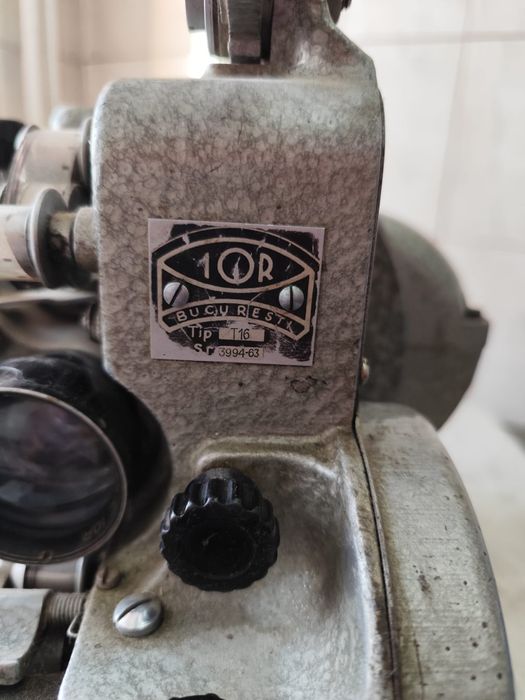 Vând aparat de proiectie vintage cu peliculă de 16 mm