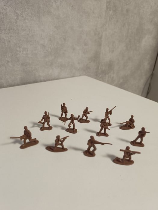 Наборы солдатиков.