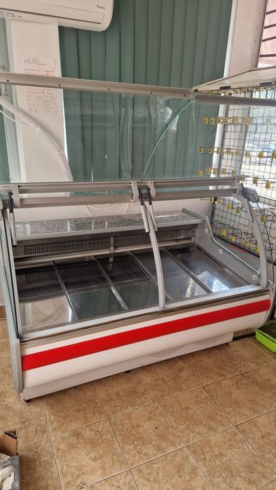 Vand 2 vitrine ( congelare + mezeluri)