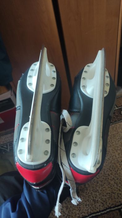 Коньки, ледорубы, хоккей