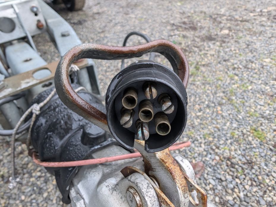 Inchiriez remorca de cai