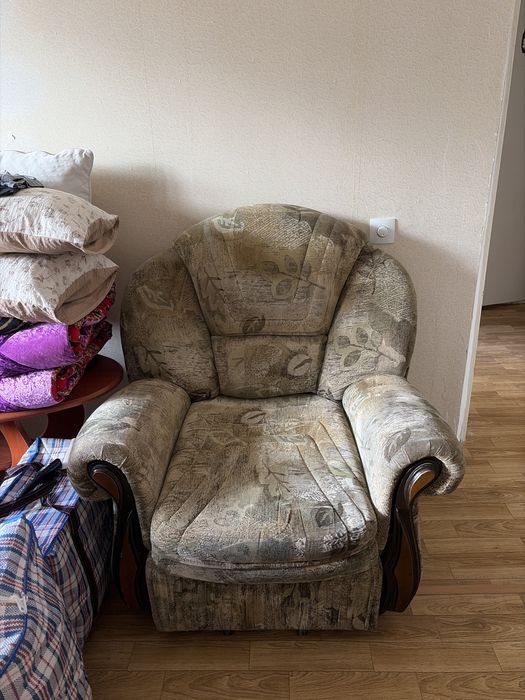 Отдам бесплатно диван с креслами