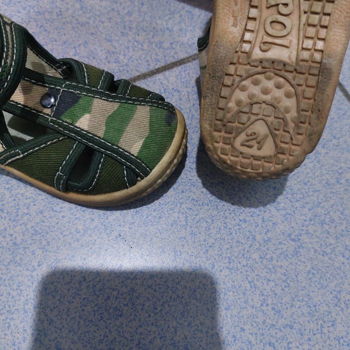 Кроссовки 22 р., сандалии 21 р.