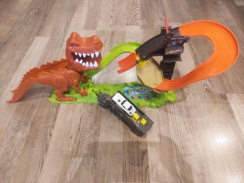 Продавам - Hot Wheels паркинг, писти и автовоз