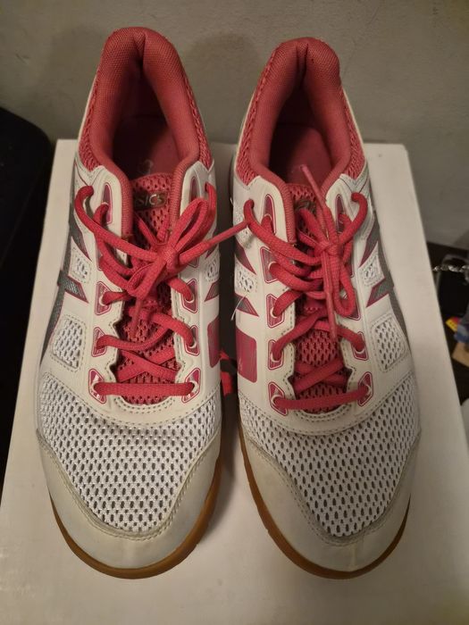 Продавам дамски  обувки за волейбол Asics