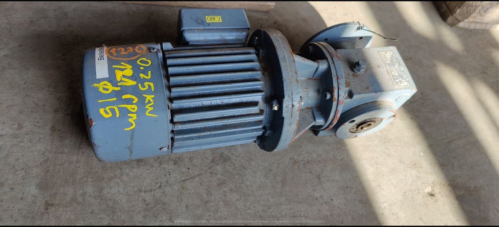 Motor electric trifazat cu reductor, 0.25kW, 121rpm, 380V