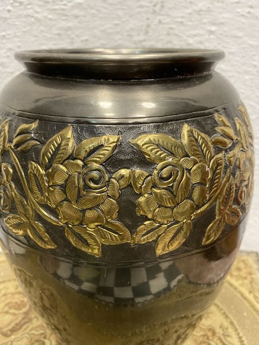 Голяма английска посребрена ваза с релефни елементи от месинг