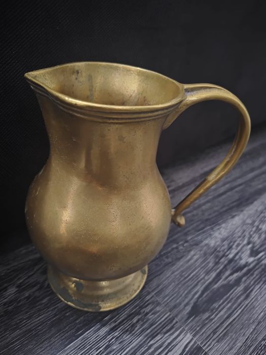 Vând carafă alamă