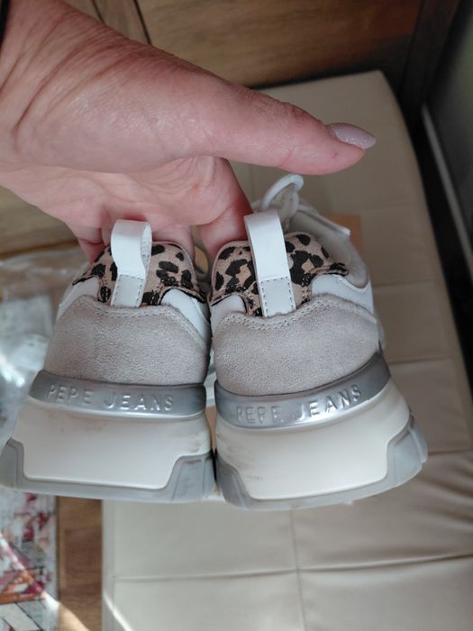 Дамски маратонки номер 39