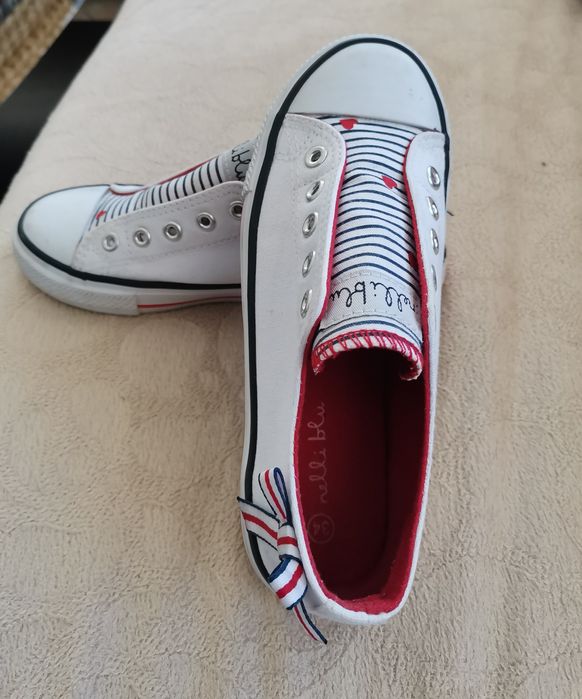 Дамски или детски кецове.